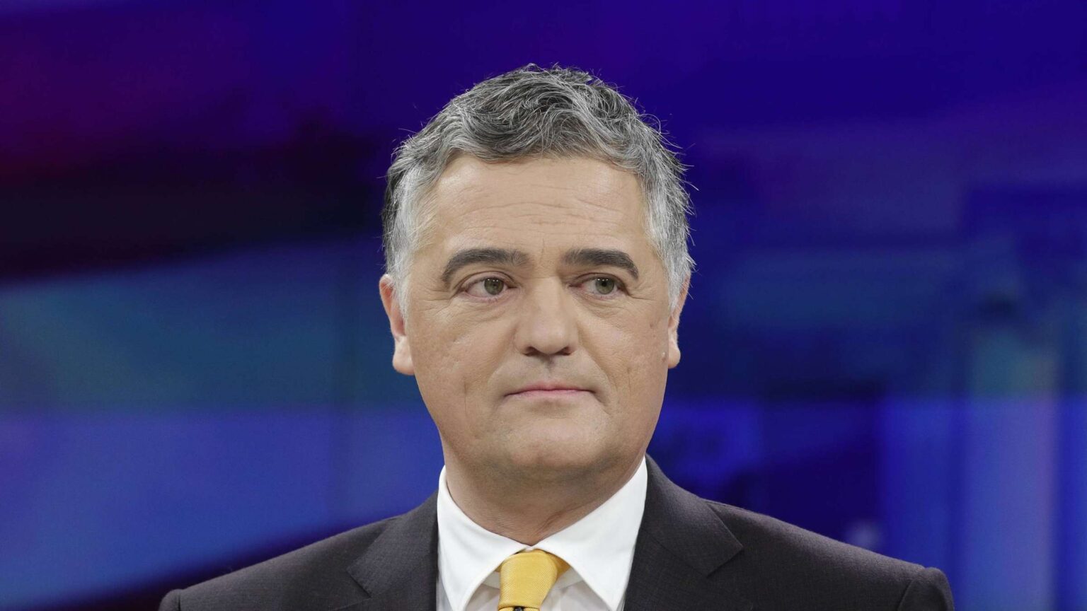 matthias fornoff schaut an kamera vorbei